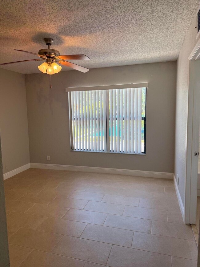 Building Photo - 1440 Lake Crystal Dr