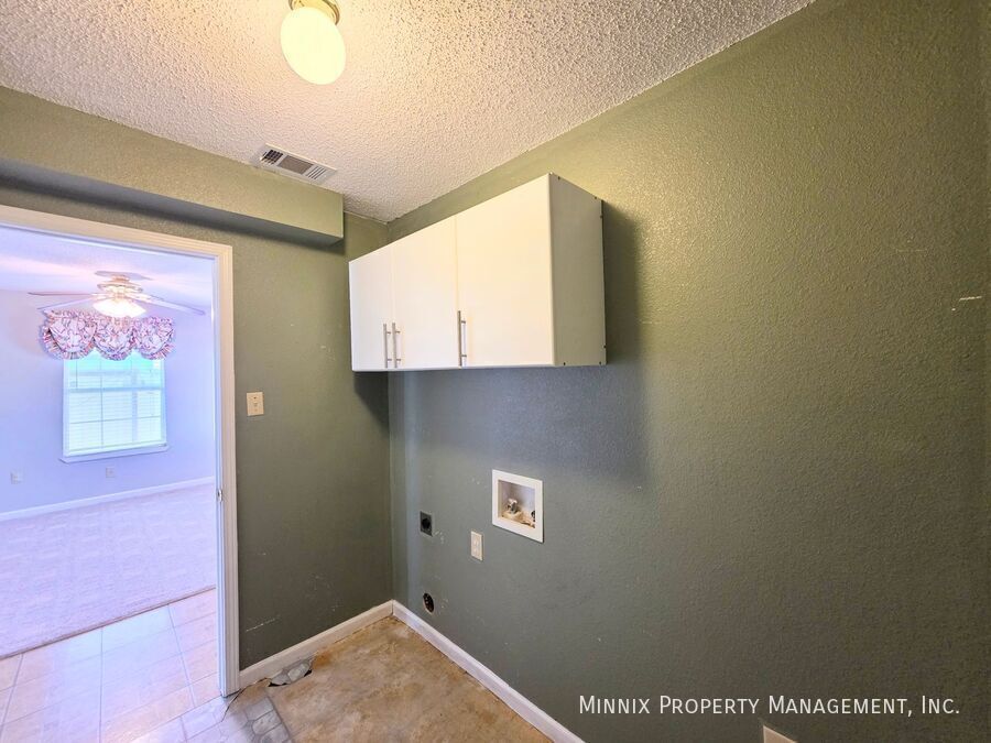 Building Photo - 1325 E Cowden Ave
