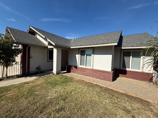 Building Photo - Updated single story located in Modesto!
