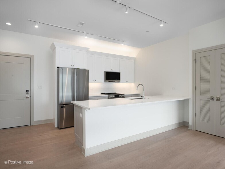 Building Photo - 3202 N Racine Ave