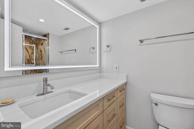 Building Photo - 1280 21st St NW