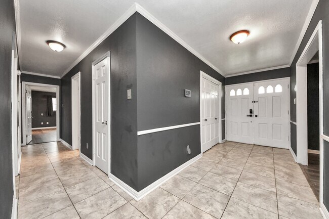 Building Photo - 5001 Glenhaven Dr