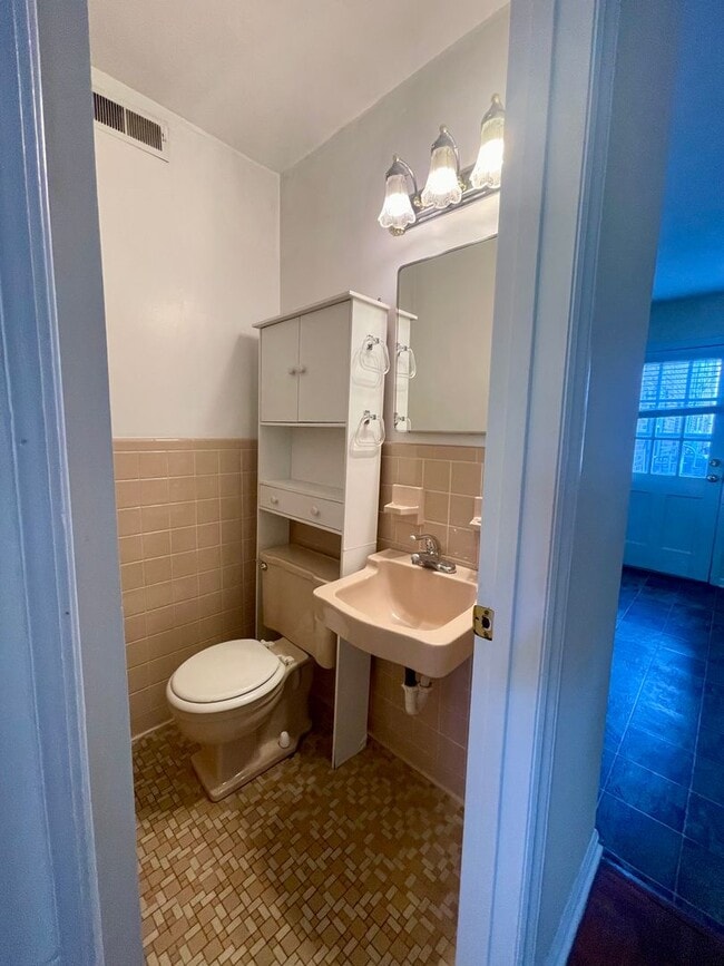 Building Photo - Darling Townhouse in Willow Terrace - ready for you to move in!