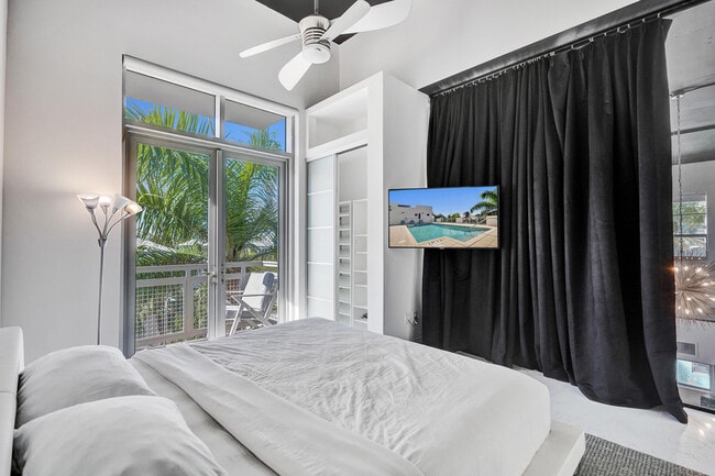 Building Photo - 365 SE 6th Ave