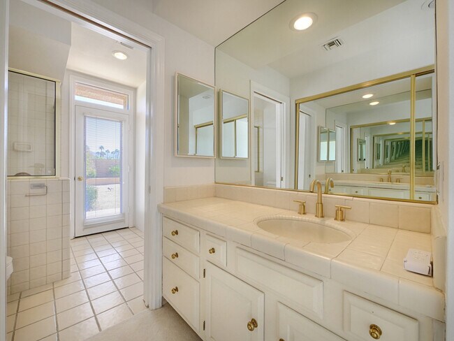Building Photo - 48600 Shady View Dr
