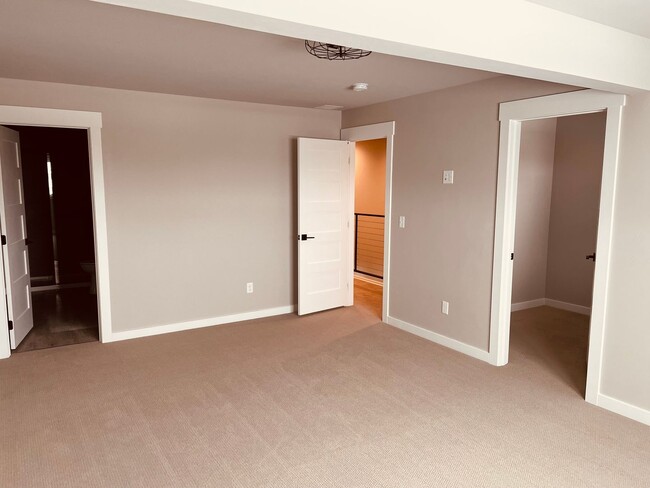 Building Photo - 3 Bd / 2.5 Bath