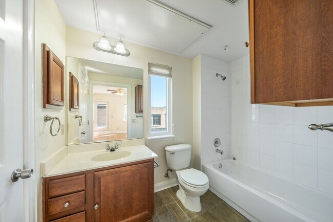 Building Photo - Downtown Luxury Condo with Rooftop Views -...