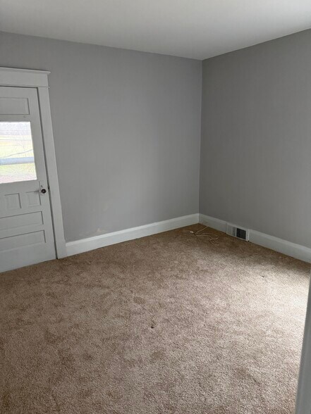 Building Photo - 75 Shoshone St