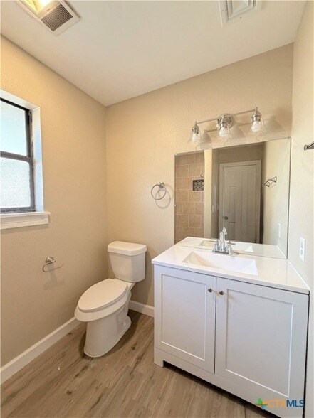 Building Photo - 1616 Lonesome