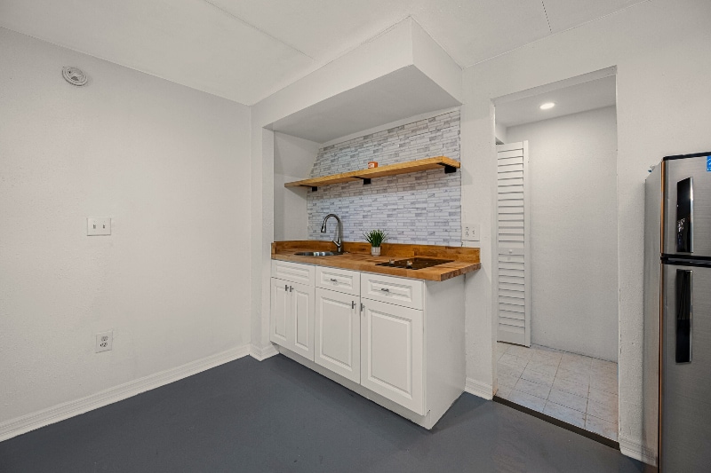 Building Photo - 1815 Apache Trail