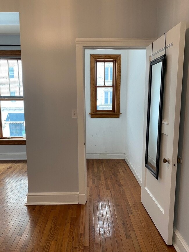 Building Photo - 1048 W Bryn Mawr Ave