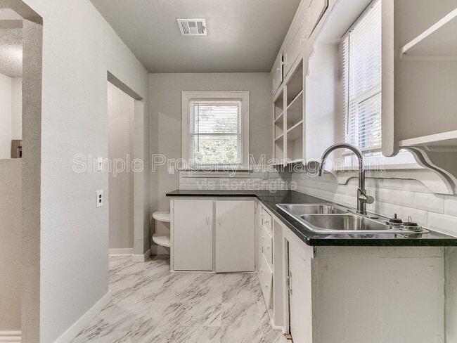 Building Photo - 1841 N Gatewood Ave