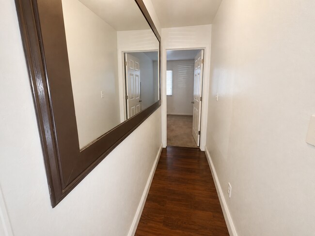 Building Photo - 3290 N Vista Ave