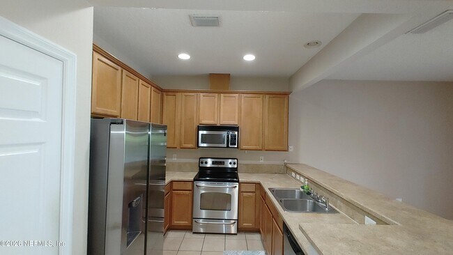 Building Photo - 5976 Pavilion Dr