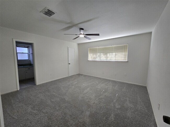 Building Photo - 11931 Tanager St