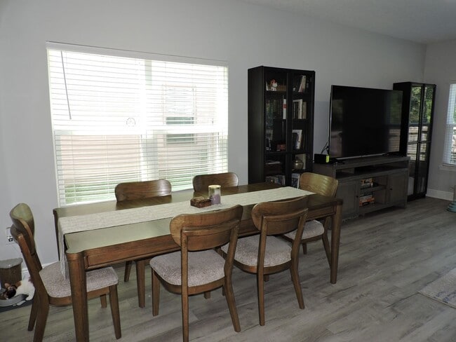Building Photo - Easy access to interstate, shopping & Navy...