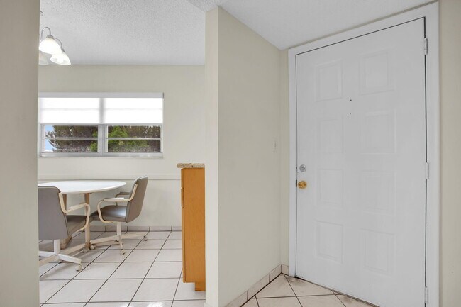 Building Photo - 1605 Abaco Dr