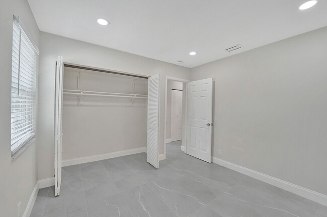 Building Photo - Beautifully Renovated 3BR/2BA Townhome in ...