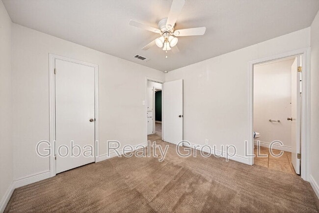 Building Photo - 517 Oak Dr