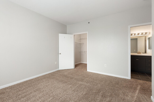 Building Photo - 6021 Castlegate Dr W