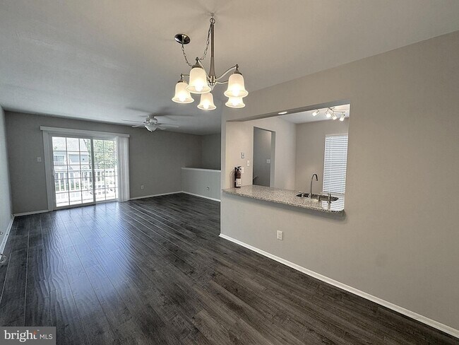 Building Photo - 560 Shetland Ct
