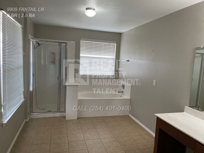 Building Photo - 9909 Fantail Ln