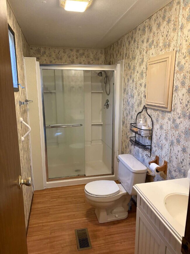 Building Photo - "Charming 3-Bedroom with 2 Full Baths in H...