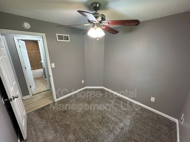 Building Photo - 424 NE Lakeview Dr