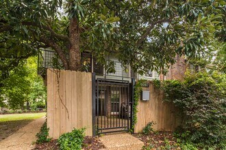 Building Photo - Fall Special - 1/2 off first month's rent!