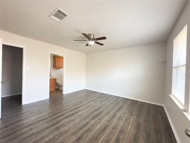Building Photo - 513 Rolling Oak Dr