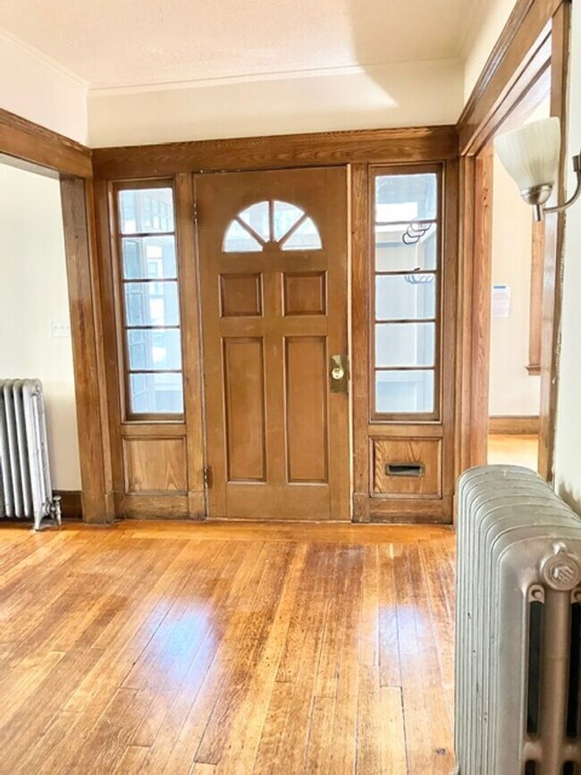 Building Photo - College Rental
