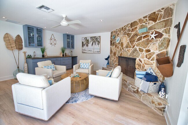 Building Photo - Seasonal Venice Island Pool Home half block from Golden Beach deeded access to the Gulf!