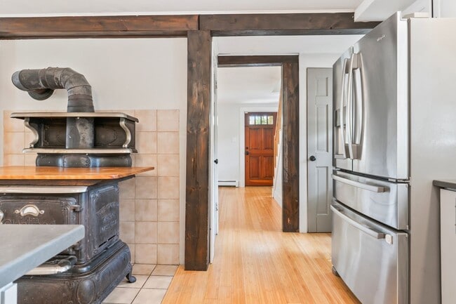 Building Photo - New England Style Farm House for RENT in P...