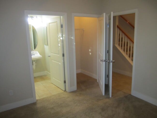 Building Photo - SPACIOUS 3 BEDROOM, 3.5 BATHROOM TOWNHOUSE...