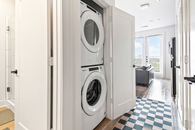 Building Photo - 714 Richmond Ave.