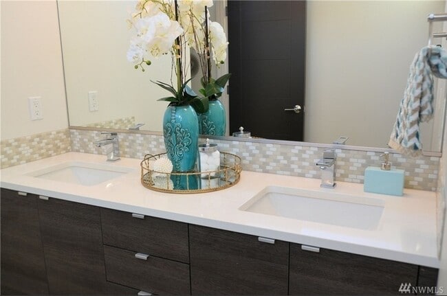 Building Photo - Modern and Stylish Home in Alki Beach Neig...
