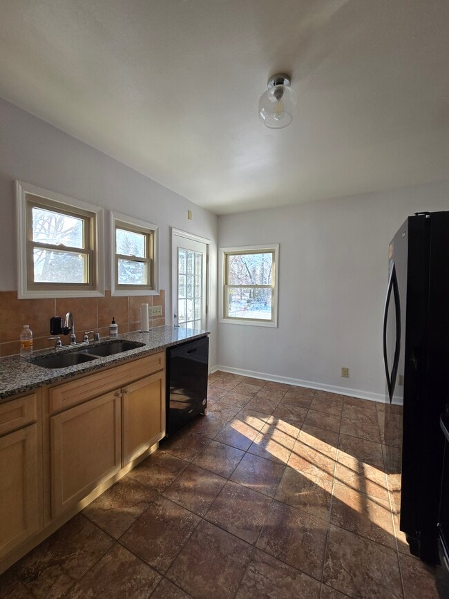 Building Photo - 1412 Lake Dr