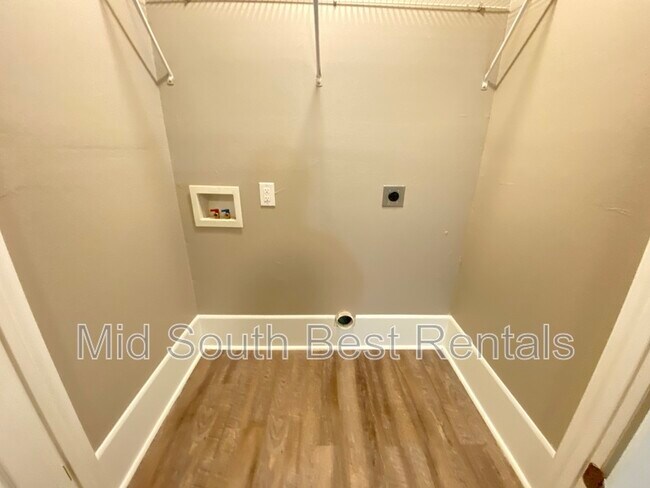 Building Photo - 324 Clint Rd