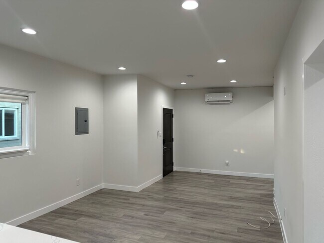Building Photo - Hillcrest