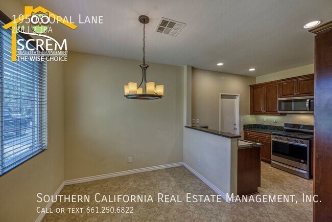 Building Photo - Two Bedroom Townhome in Santa Clarita