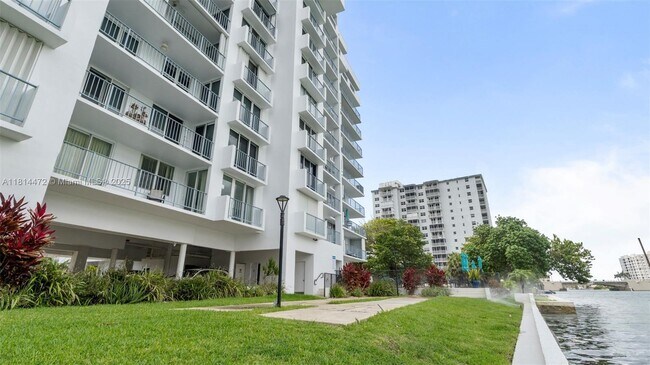 Building Photo - 1609 N Riverside Dr