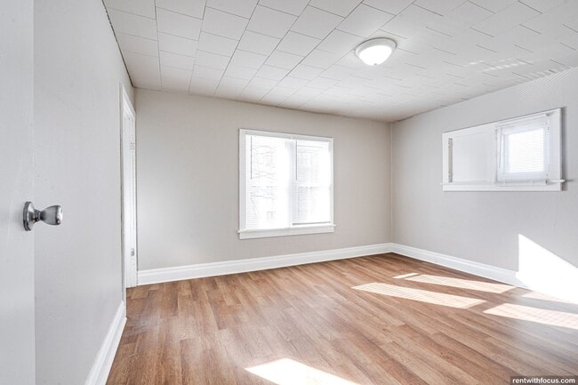 Building Photo - 318 N Oneida St