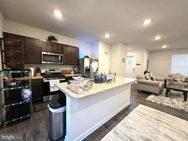 Building Photo - 407 Stream Valley Ct