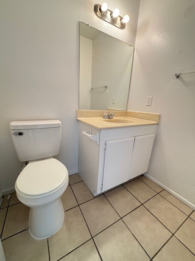 Building Photo - East Palmdale Townhouse