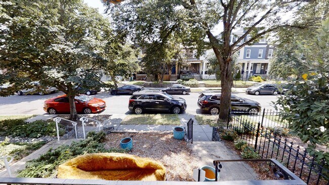 Building Photo - 1718 D St SE