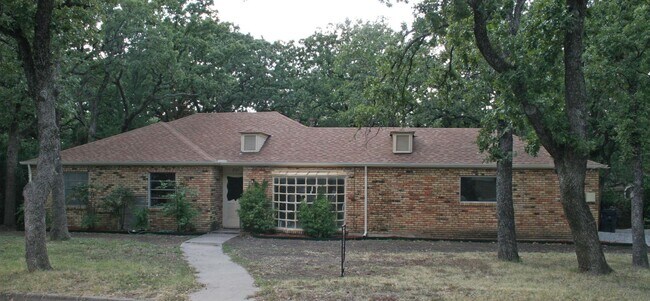 Building Photo - Lovely 3 Bdrm 2 Bath Home in Denton Texas w Large Shaded Yard