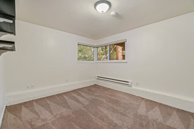 Building Photo - 6 Bedroom Home minutes from Saltwater Park...