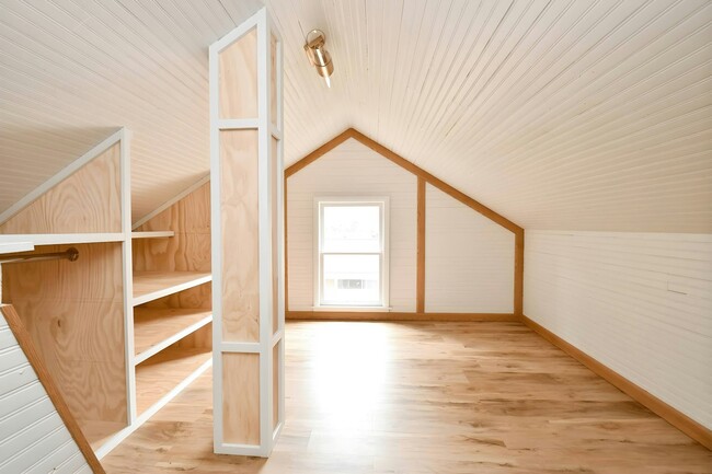 Building Photo - 1431 E Rouse Ave