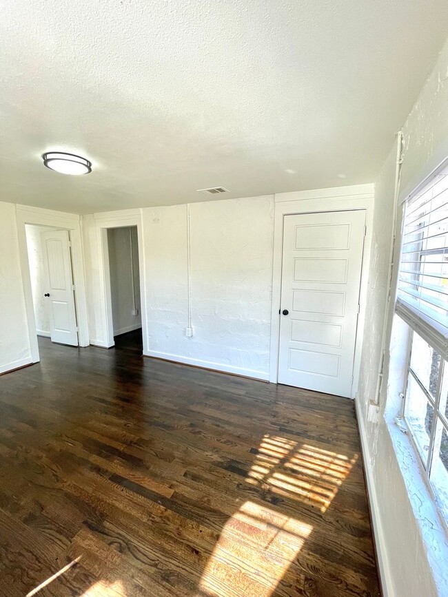 Building Photo - 3 Bed, 1 Bath House in West Dallas