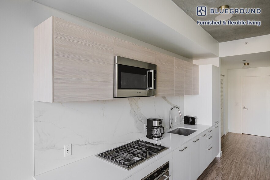 Building Photo - 165 N Desplaines St